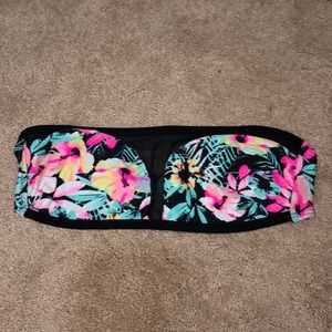 Tropical strapless bikini top.